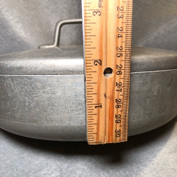 VINTAGE HALLITE WEAREVER 8” ALUMINUM POT #902, TWISTED HANDLES, ORIGINAL LID - Picture 7 of 7